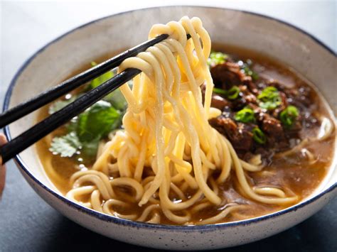  Lamian-Nudeln mit scharfer Szechuan-Sauce: Ein feuriges Geschmackserlebnis auf Ihrer Zunge!