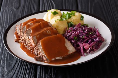  Shuangyashan Sauerbraten – Ist dieses herzhafte Gericht mit süß-saurer Sauce ein wahrer Geheimtipp für kulinarische Abenteurer?