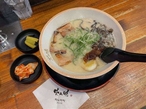  Hakata Ramen – Ein köstlicher Mix aus cremiger Brühe und zarten Nudeln!