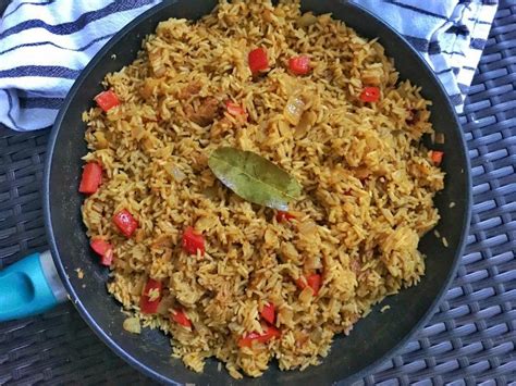  Zanzibari Pilau: Ein exotisches Reisgericht voller warmer Gewürze und saftiger Früchte!